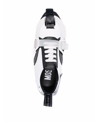 weiße und schwarze Sportschuhe von Moschino