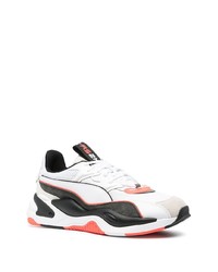 weiße und schwarze Sportschuhe von Puma