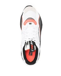 weiße und schwarze Sportschuhe von Puma