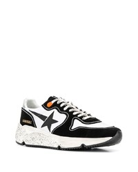 weiße und schwarze Sportschuhe von Golden Goose