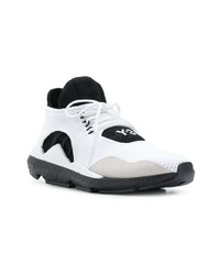 weiße und schwarze Sportschuhe von Y-3