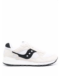 weiße und schwarze Sportschuhe von Saucony