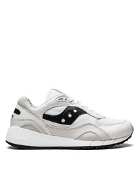 weiße und schwarze Sportschuhe von Saucony