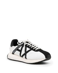 weiße und schwarze Sportschuhe von Armani Exchange