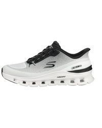 weiße und schwarze Sportschuhe von Skechers