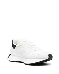 weiße und schwarze Sportschuhe von Alexander McQueen