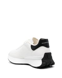 weiße und schwarze Sportschuhe von Alexander McQueen