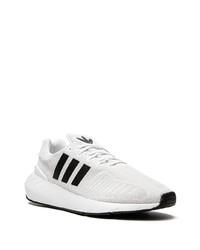 weiße und schwarze Sportschuhe von adidas