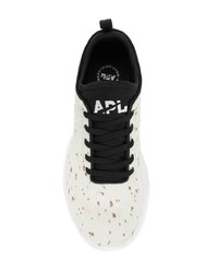 weiße und schwarze Sportschuhe von Apl