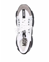 weiße und schwarze Sportschuhe von Moschino