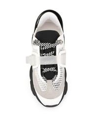 weiße und schwarze Sportschuhe von Moschino