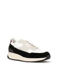 weiße und schwarze Sportschuhe von Common Projects