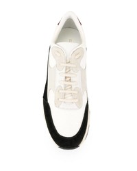 weiße und schwarze Sportschuhe von Common Projects