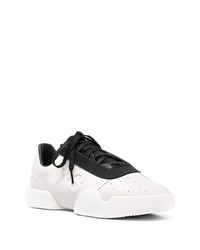 weiße und schwarze Sportschuhe von Y-3