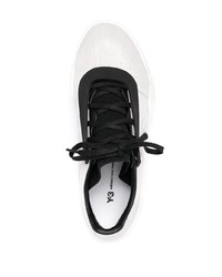 weiße und schwarze Sportschuhe von Y-3