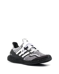 weiße und schwarze Sportschuhe von adidas