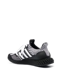 weiße und schwarze Sportschuhe von adidas