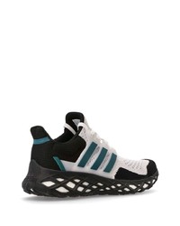 weiße und schwarze Sportschuhe von adidas