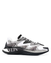 weiße und schwarze Sportschuhe von Valentino Garavani