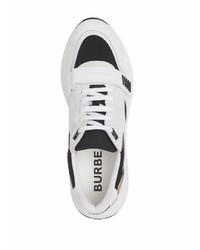 weiße und schwarze Sportschuhe von Burberry