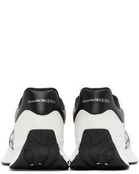 weiße und schwarze Sportschuhe von Alexander McQueen