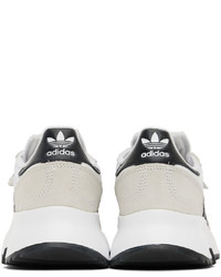 weiße und schwarze Sportschuhe von adidas Originals