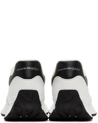 weiße und schwarze Sportschuhe von Alexander McQueen