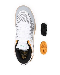 weiße und schwarze Sportschuhe von Puma