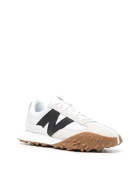 weiße und schwarze Sportschuhe von New Balance