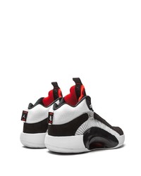 weiße und schwarze Sportschuhe von Jordan