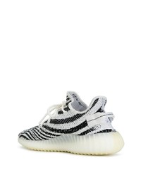 weiße und schwarze Sportschuhe von adidas YEEZY