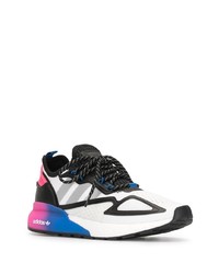 weiße und schwarze Sportschuhe von adidas