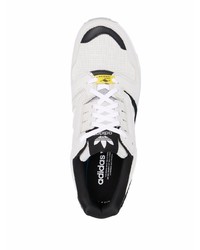 weiße und schwarze Sportschuhe von adidas