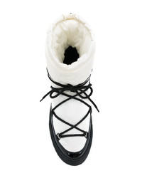 weiße und schwarze Ugg Stiefel von Moncler