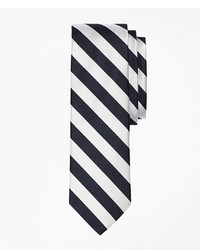 weiße und schwarze vertikal gestreifte Krawatte