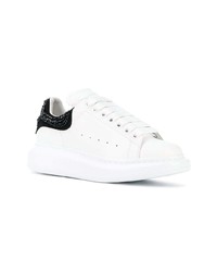 weiße und schwarze verzierte Leder niedrige Sneakers von Alexander McQueen