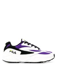 weiße und violette Sportschuhe