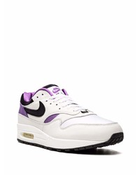 weiße und violette Sportschuhe von Nike