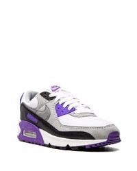 weiße und violette Sportschuhe von Nike