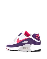 weiße und violette Sportschuhe von Nike