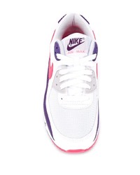 weiße und violette Sportschuhe von Nike