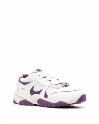 weiße und violette Sportschuhe von Axel Arigato