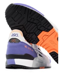 weiße und violette Sportschuhe von Asics