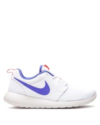 weiße und violette Sportschuhe von Nike