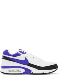 weiße und violette Sportschuhe von Nike