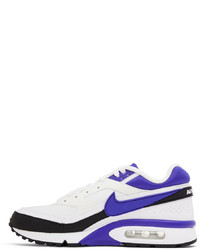 weiße und violette Sportschuhe von Nike