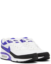 weiße und violette Sportschuhe von Nike