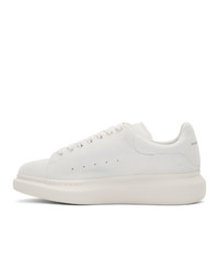 weiße Wildleder niedrige Sneakers von Alexander McQueen