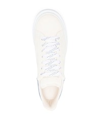 weiße Wildleder niedrige Sneakers von Alexander McQueen
