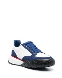 weiße Wildleder niedrige Sneakers von Alexander McQueen